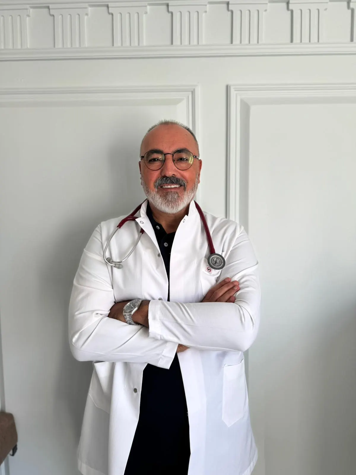 Dr. Necmettin Karabulut in seiner Praxis in Şişli